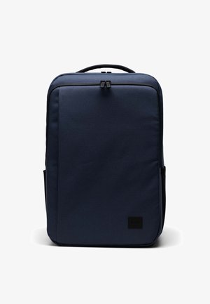 Navyblaue Tasche aus strapazierfähigem Stoff, mit einem schlanken rechteckigen Design, einem oberen Griff und zwei Seitentaschen. Mit Reißverschlussverschluss.