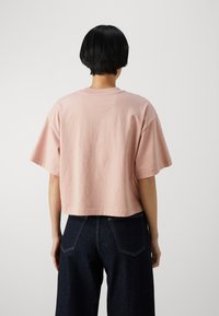 COACH CURSIVE CROPPED - Marškinėliai su spaudiniu - pink