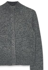 Stickad grå kofta med hög krage, med knäppning fram och ribbad manschett. Mjuk textur med ett blandat färgmönster.