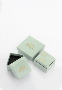 Trois boîtes à bijoux elli premium vert clair, deux fermées et une ouverte montrant un intérieur noir, sur fond blanc.