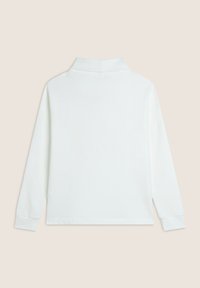 Maglia a maniche lunghe con collo alto in bianco. Texture liscia, design semplice con polsini a coste e senza cuciture o decorazioni visibili.