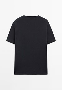 Zwarte katoenen t-shirt met een ronde hals en korte mouwen. De stof heeft een gladde textuur en geen zichtbare patronen of versieringen.