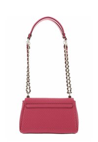 Sac à main tissé rose avec une forme structurée, doté d'un dessus en cuir lisse et d'une bandoulière en chaîne. Surface texturée avec un motif subtil.