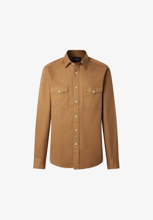 Camicia marrone a maniche lunghe con colletto, due tasche sul petto, chiusura con bottoni e texture liscia. Presenta bottoni bianchi a contrasto.