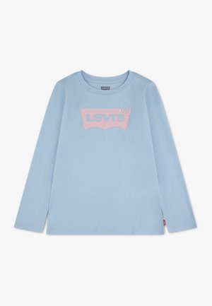 T-shirt bleu clair à manches longues, col rond et logo Levi's rose imprimé sur la poitrine.