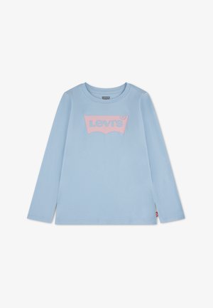 T-shirt bleu clair à manches longues, col rond et logo Levi's rose imprimé sur la poitrine.