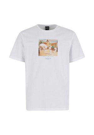 T-shirt en coton blanc présentant un imprimé graphique carré coloré illustrant une scène de village avec des personnes et des bâtiments.