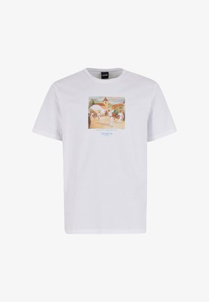 Witte katoenen t-shirt met een vierkante, kleurrijke grafische print die een dorpsscène met mensen en gebouwen weergeeft.