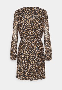 Černé dlouhé šaty s elastickým pasem a celoplošným abstraktním zvířecím potiskem v hnědé a bílé, zobrazené zezadu.