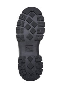Suela de zapato de goma negra con un patrón de banda de rodadura resistente, que presenta formas rectangulares y en diamante para una mayor tracción. Área central lisa con logo.