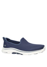 Deportiva slip-on en color navy, hecha de material de malla transpirable con un diseño texturizado, media suela blanca y logo sutil en el costado.