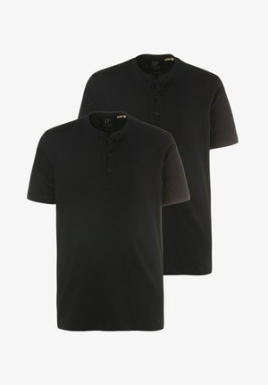 Camisas negras de manga corta, con un cuello henley abotonado, hechas de una tela suave con un sutil detalle de logo. Paquete de dos.