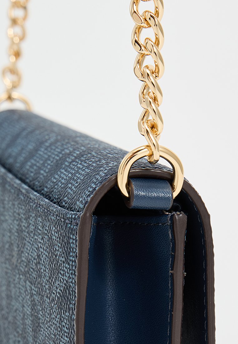 Borsa a tracolla blu con texture e catena dorata, caratterizzata da un design elegante, inserti in pelle liscia e una forma ben strutturata.