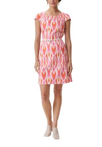 Kurzes pinkes Kleid mit kurzen Ärmeln, das ein buntes abstraktes Muster in den Farben Pink, Orange und Weiß aufweist. Mit einem dünnen Gürtel gesichert.