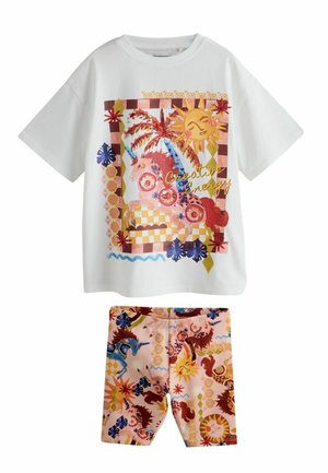 Camisa blanca de manga corta con unicornio colorido, sol y texto "Creative Energy" combinada con pantalones cortos estampados con soles y unicornios.