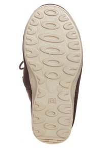 Suela de zapato marrón con una suela de goma texturizada con recortes ovalados para tracción y una capa suave beige por debajo. Logo de la marca visible.