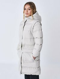 Lys grå polstret parka-jakke med hætte, frontlynlås, to store lommer, elastiske manchetter og fremtrædende quiltet tekstur.