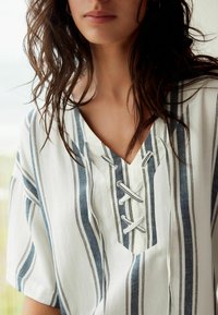 Next KAFTAN PETITE - Denné šaty - white blue