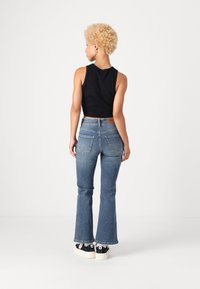 ONLY Petite ONLWAUW MID WAIST FLARED - Flared jeans - medium blue denim