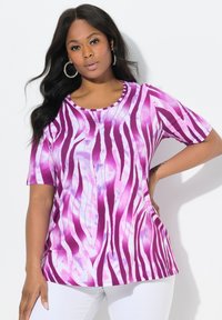 Camiseta de manga corta a rayas en púrpura y rosa con escote redondo, hecha de una tela suave, con un corte holgado y un ligero brillo.