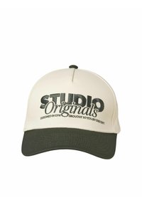 Baseballcap i creme med en mørkegrøn skygge. Har broderet tekst "STUDIO Originals" i mørkegrøn. Glat stofstruktur.