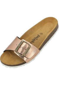 Braune Kunstleder-Sandale mit einem strukturierten roségoldenen Riemen und einer Metallschnalle. Gepolsterte Innensohle auf einer weißen Gummisohle.