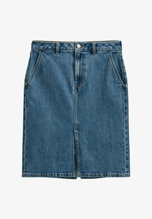 Blauer knielanger Jeansrock mit vorderem Schlitz, Gürtelschlaufen, Knopfverschluss und schrägen Seitentaschen vor weißem Hintergrund.