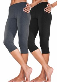 Zwarte en donkergrijze capri leggings van rekbare stof, met een aansluitend ontwerp en een gladde tailleband, die net onder de knie eindigen.