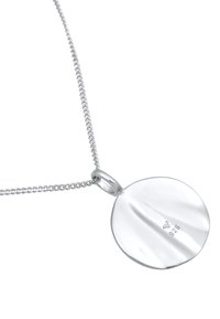 Söljependantivhalsband med en cirkulär, texturerad yta och ett stämplat "925"-märke, fäst vid en fin kedja.