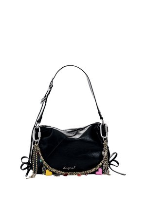 Borsa nera in pelle con tracolla, decorata con una catena con ciondoli a forma di cuore colorati e piccoli fiocchetti ai lati.
