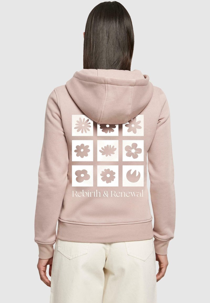 Ljusrosa hoodie med ett rutmönster av blommor på baksidan och texten "Återfödelse & Förnyelse" i vitt längst ner.