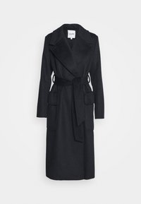 Lange zwarte wollen jas met riem, brede revers en twee grote voorzakken op een witte achtergrond.