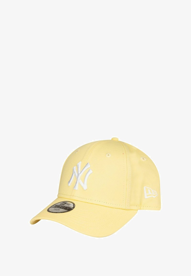 Casquette de baseball jaune en coton, avec un logo New York Yankees brodé en blanc à l'avant et une visière incurvée.