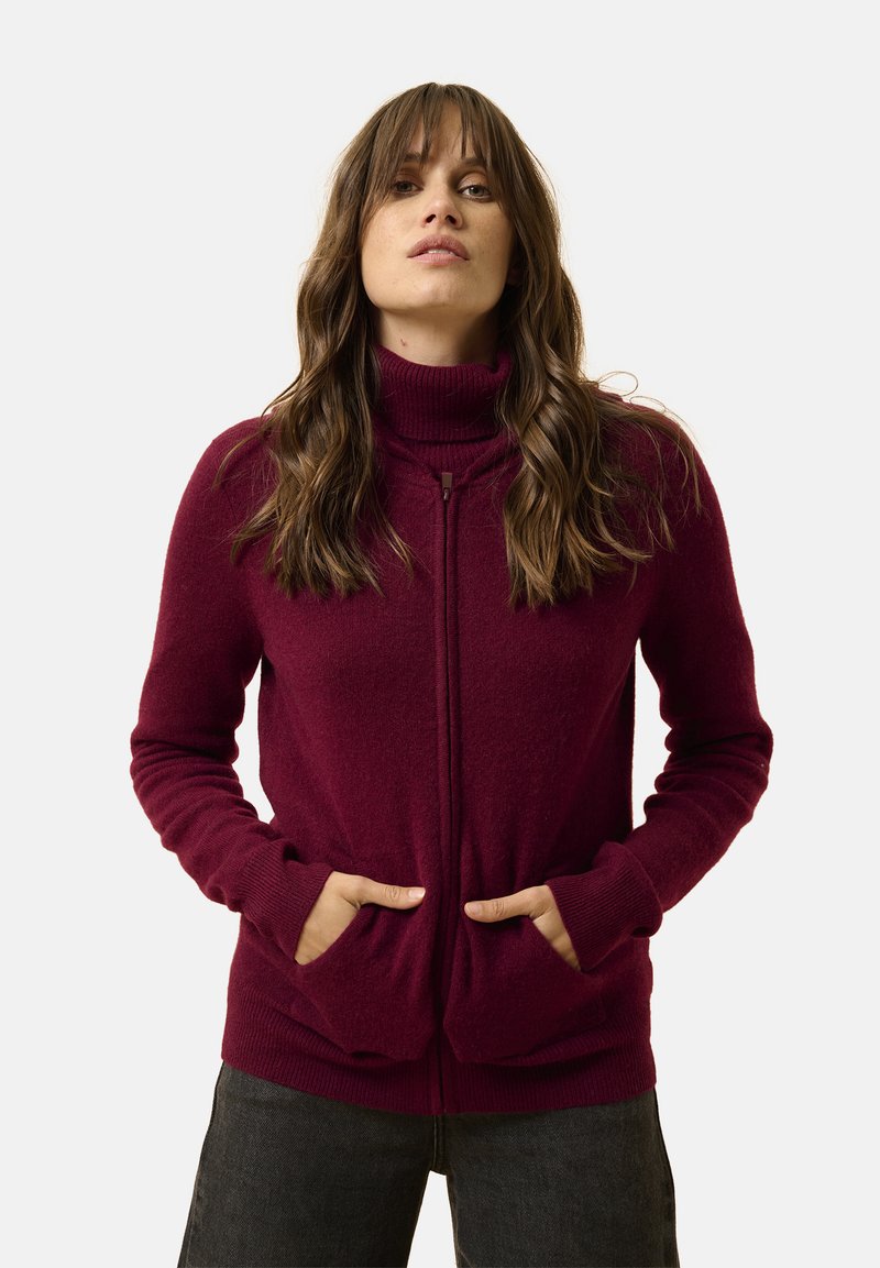 Burgundowa sweter z dzianiny z wysokim kołnierzem typu funnel, pełnym zamkiem błyskawicznym i przednimi kieszeniami; miękka tekstura i dopasowany krój.