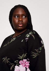 ONLY Carmakoma CARWANTED FLOWERS - Camisola - black