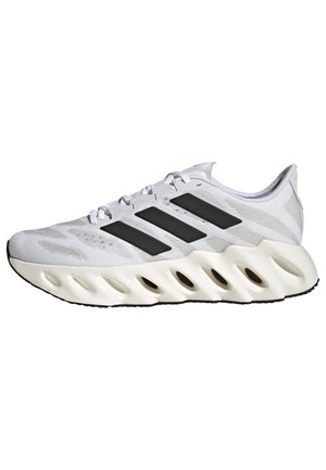 SWITCH FWD - Neutral running shoes - cloud white   core black   halo silver