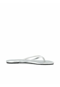 Sølv flip-flop sandal med tynne stropper og en strukturert svart såle. Overdelen er glatt og metallisk, og fremhever et minimalistisk design.