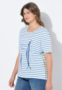 Gestreiftes T-Shirt in Weiß und Blau mit einem Fischmotiv, runder Ausschnitt, kurzen Ärmeln und neon-grünen Akzenten an der Seite.