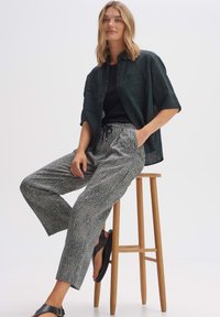 OPUS MAHOLA DESERT - Pantalon classique - emerald