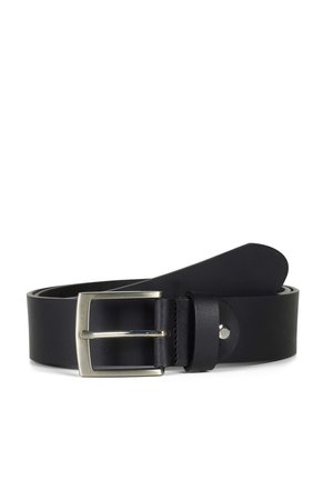 Ceinture en cuir noir avec une boucle rectangulaire en argent. Elle présente une texture lisse et une extrémité effilée, mettant en valeur un design classique.
