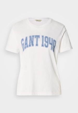 Valge puuvillane T-särk ümarkaelusega, millel on suur sinine trükk, kus rindkerel on paksus kirjas "GANT 1949".