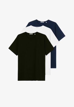Set med tre t-shirts i svart, vitt och marinblått. Varje t-shirt har rund halsringning, korta ärmar och en mjuk, slät yta. Inga synliga mönster eller detaljer.