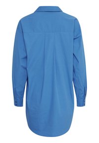 Camicia blu con bottoni realizzata in tessuto morbido. Presenta un colletto classico, maniche lunghe e un orlo arrotondato con pieghe posteriori per un tocco di dettaglio.