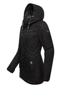 Giacca nera isolante con cappuccio dotato di coulisse, tasche frontali e una fodera interna strutturata con un motivo geometrico.