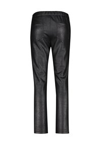 Zwarte nepleerbroek met een gladde textuur, cropped lengte, elastische tailleband en twee achterzakken. Strak ontwerp met minimale detailing.