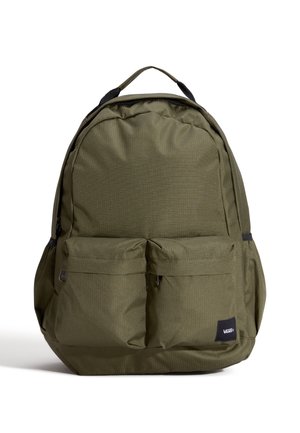 Zaino verde oliva con due tasche frontali, tessuto strutturato e dettagli neri. Spallacci imbottiti e manico superiore per una maggiore versatilità nel trasporto.