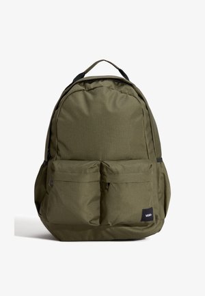 Olivengrøn rygsæk med to forlommer, struktureret stof og sorte detaljer. Polstrede stropper og topgreb for alsidig bærekomfort.