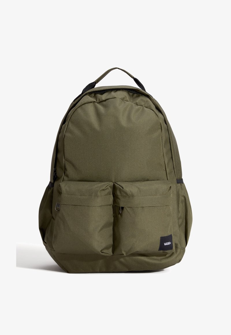 Zaino verde oliva con due tasche frontali, tessuto strutturato e dettagli neri. Spallacci imbottiti e manico superiore per una maggiore versatilità nel trasporto.