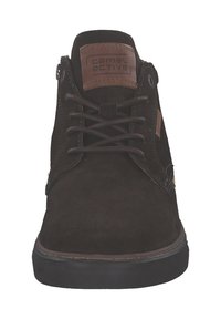 Scarpa in suede marrone con lacci e punta rotonda, caratterizzata da un accento in pelle sulla linguetta e una suola in gomma nera. Design semplice e pulito.