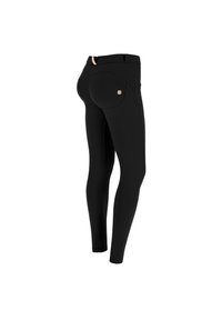 Czarne legginsy wykonane z elastycznego materiału z wysokim stanem. Cechy obejmują tylne kieszenie oraz małe logo marki na pasie.